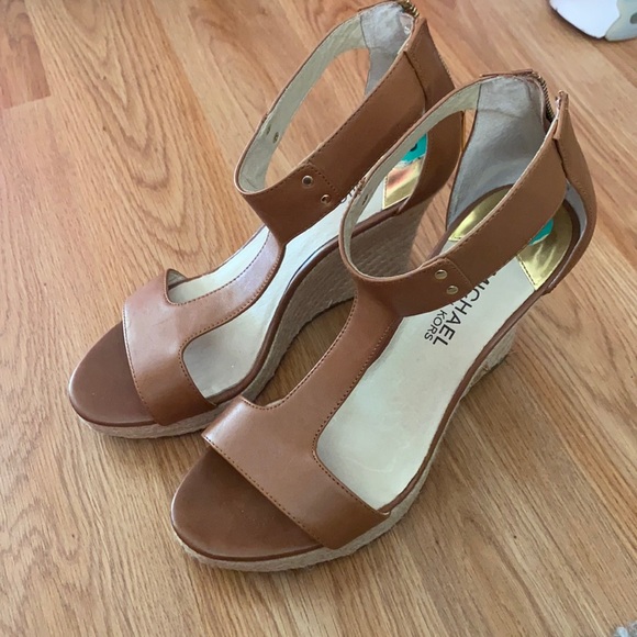 brown heels, strap around the ankle - Picture 1 of 1